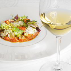 Рецепт Тартара из лосося в пряном соусе с авокадо и кинзой