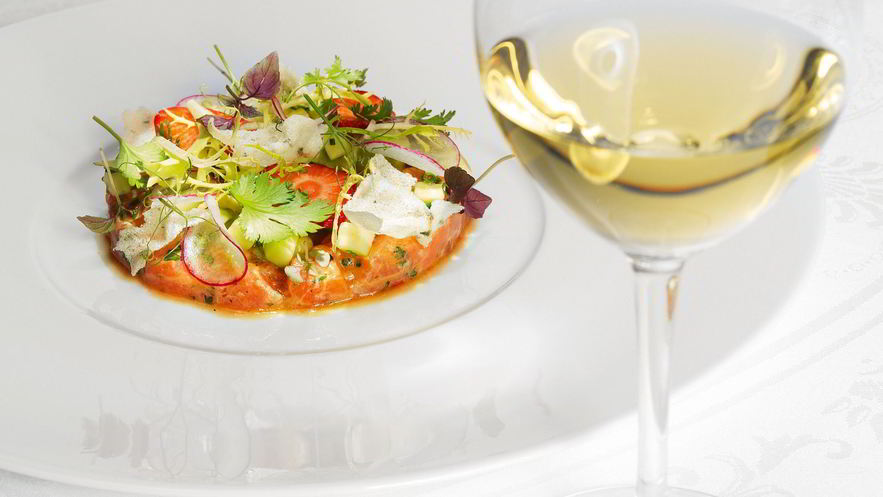 Рецепт тартара из лосося в пряном соусе с авокадо и кинзой