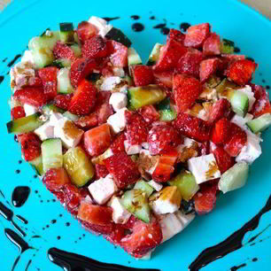 Рецепт Тартара с клубникой, огурцом и брынзой