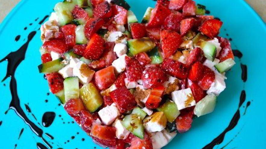 Рецепт тартара с клубникой, огурцом и брынзой