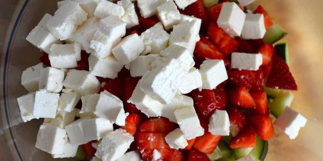 Рецепт тартара с клубникой, огурцом и брынзой