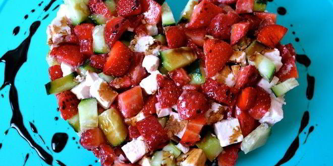 Рецепт тартара с клубникой, огурцом и брынзой