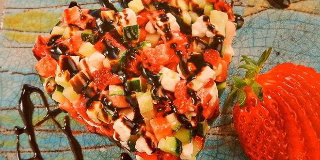 Рецепт тартара с клубникой, огурцом и брынзой