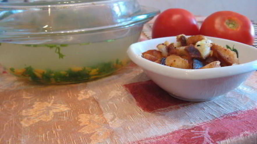 Рецепт куриного бульона с сухариками по-быстренькому