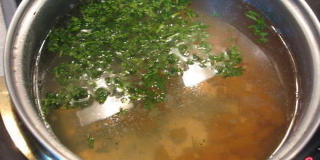 Рецепт куриного бульона с сухариками по-быстренькому