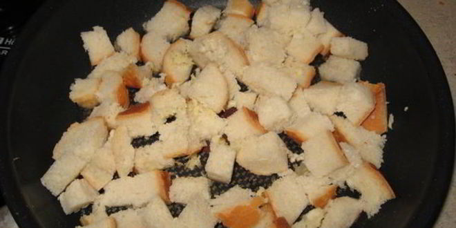 Рецепт куриного бульона с сухариками по-быстренькому