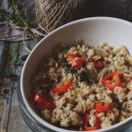 Рецепт Овсяной каши на курином бульоне со сладким перцем и тимьяном