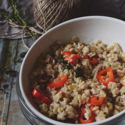 Рецепт Овсяной каши на курином бульоне со сладким перцем и тимьяном