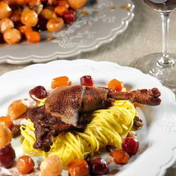 Рецепт Петуха в клюквенном бульоне с лапшой и глазированными овощами