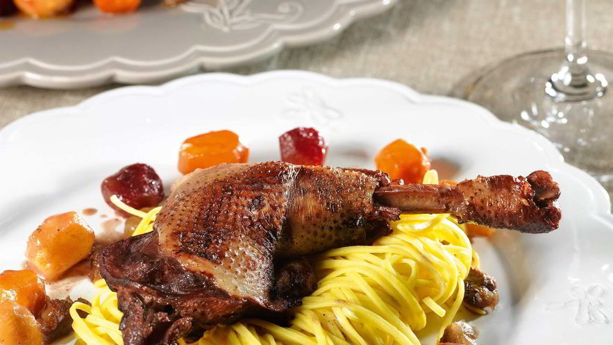 Рецепт петуха в клюквенном бульоне с лапшой и глазированными овощами