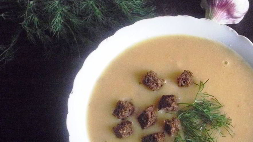 Рецепт легкого горохового супа с чесночными гренками