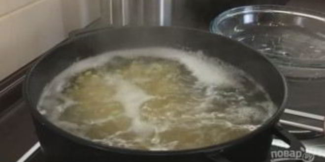 Рецепт очень вкусного горохового супа с копчеными ребрышками