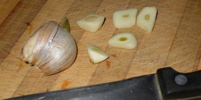 Рецепт холодного огуречного супа с фасолью и ветчиной