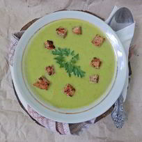 Крем-суп с зеленым горошком и сухариками