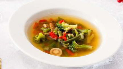 Рецепт Куриного супа из цветной капусты с лесными грибами