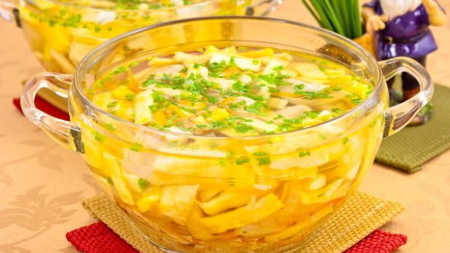 Рецепт куриного супа с яичными блинчиками