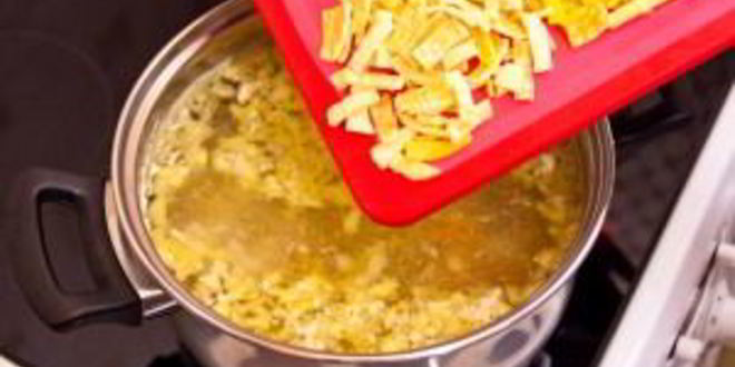 Рецепт куриного супа с яичными блинчиками