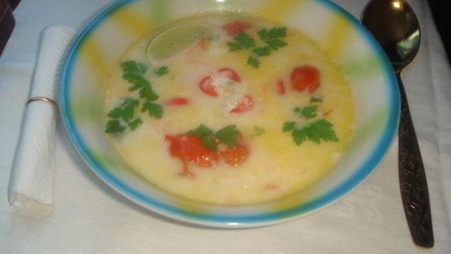 Рецепт молочного супа по-тайски с курочкой, креветками и помидорчиками черри