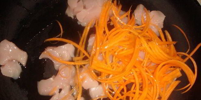 Рецепт молочного супа по-тайски с курочкой, креветками и помидорчиками черри