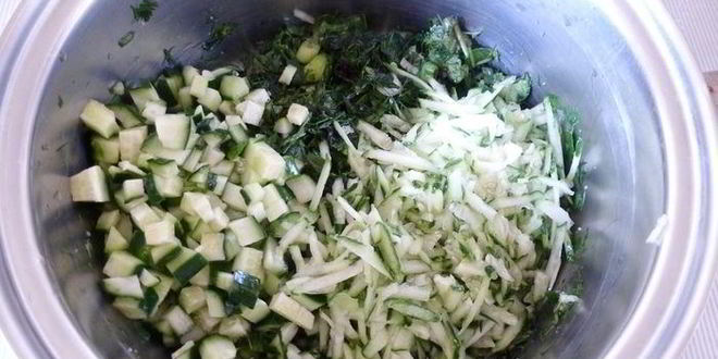 Рецепт летней окрошки с репой и пирожками с мясом