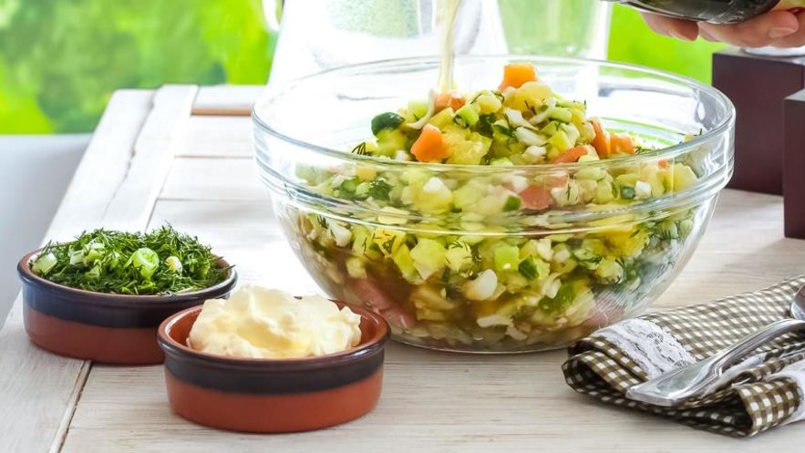 Рецепт окрошки на квасе с малосольной семгой