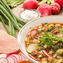 Окрошка с томатным соком и свежими огурцами