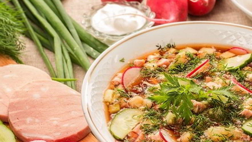 Рецепт окрошки с томатным соком и свежими огурцами