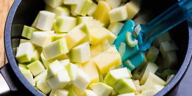 Рецепт овощного крема-супа с мороженым из шпината и сметаны