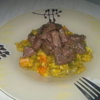 Чечевичная похлебка с тыквой, луком и куркумой и говядина в вине