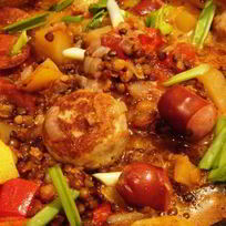 Густая тыквенная похлебка с чечевицей, тефтелями и копчеными колбасками