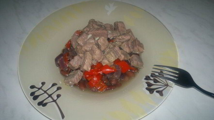Рецепт острой бобовой похлебки с говядиной, сладким перцем и луком