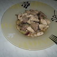 Рецепт Похлебки из белой фасоли с бедром индейки и куриной грудкой, тушеный перец и красный лук