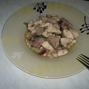 Рецепт Похлебки из белой фасоли с бедром индейки и куриной грудкой, тушеный перец и красный лук