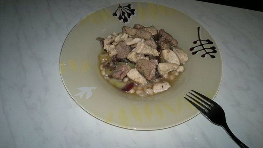 Рецепт похлебки из белой фасоли с бедром индейки и куриной грудкой, тушеный перец и красный лук