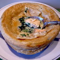 Рецепт Похлебки с семгой и шпинатом под домашним слоеным тестом Очарована, околдована