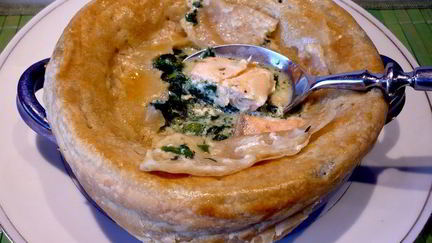 Рецепт Похлебки с семгой и шпинатом под домашним слоеным тестом Очарована, околдована