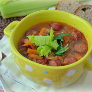 Рецепт Согревающей чечевичной похлебки с копчеными сосисками