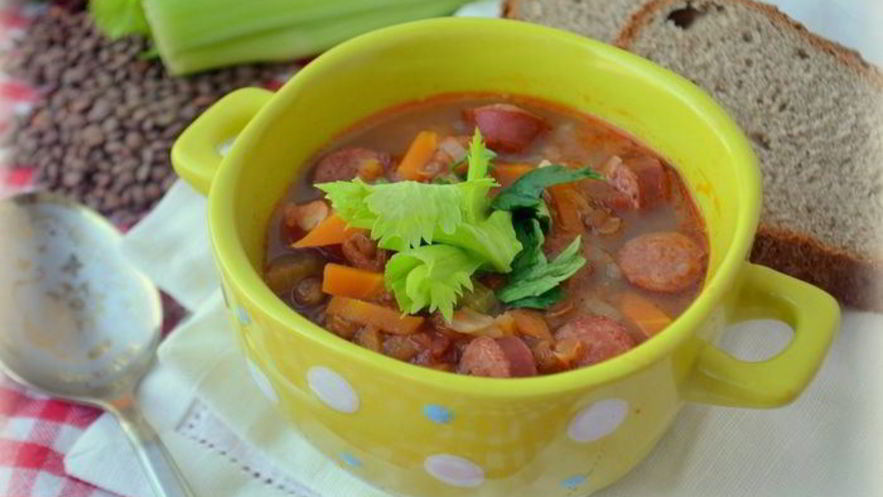 Рецепт согревающей чечевичной похлебки с копчеными сосисками