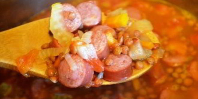 Рецепт согревающей чечевичной похлебки с копчеными сосисками