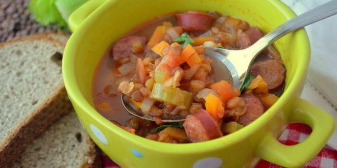 Рецепт согревающей чечевичной похлебки с копчеными сосисками