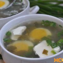 Щавелевые щи с яйцом на курином бульоне