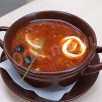 Рецепт Солянки классической с мясным набором и маслинами и огурцами