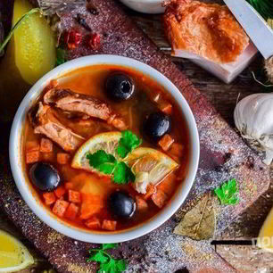Рецепт Солянки с колбасой и маслинами