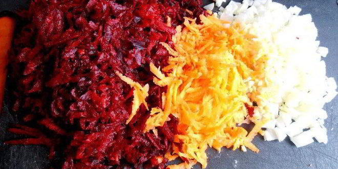 Рецепт латвийского свекольника с фрикадельками