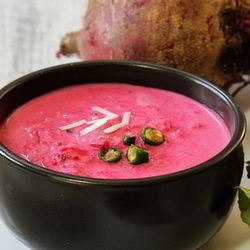 Рецепт Пикантного свекольника с таном, мацони и оливками