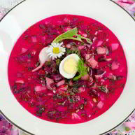 Рецепт Свекольника по-белорусски с ботвой, колбасой и перепелиными яйцами