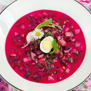 Рецепт Свекольника по-белорусски с ботвой, колбасой и перепелиными яйцами