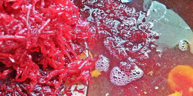 Рецепт свекольника с сосисками