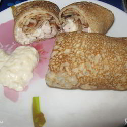Рецепт Блинчиков с курицей под яблочно-чесночным соусом