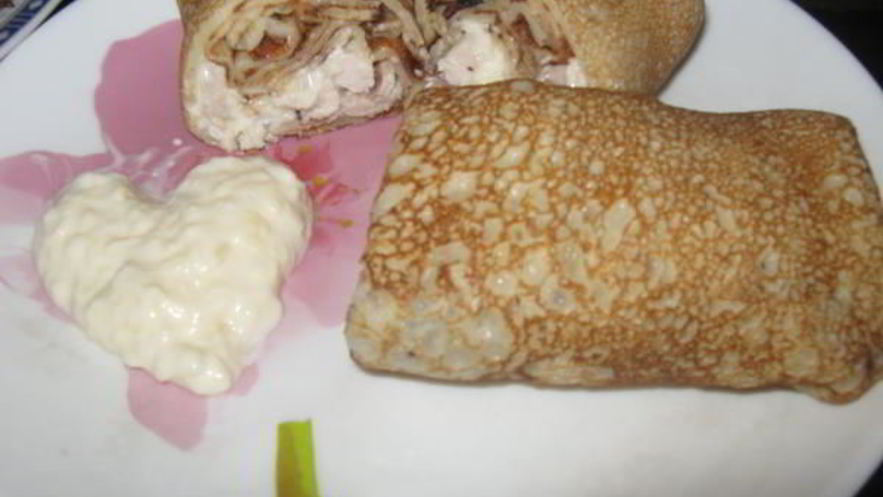 Рецепт блинчиков с курицей под яблочно-чесночным соусом